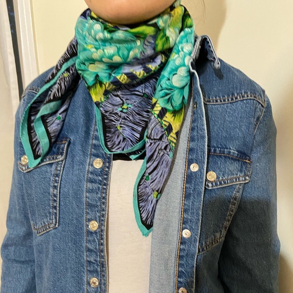 Oscar De La Renta Scarf 100% Silk - Picture 5 of 7